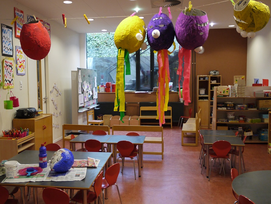 Chaise et table pour les moins de 3 ans - École primaire La Découverte