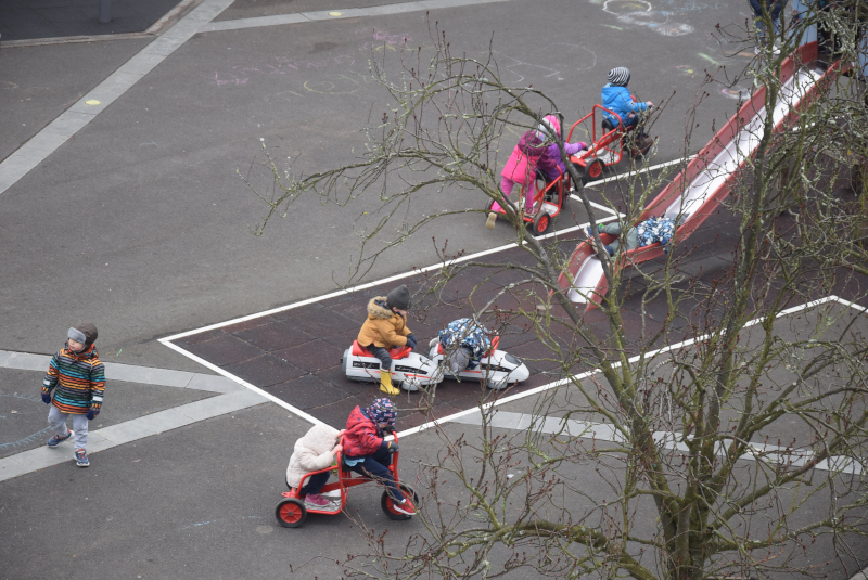 LFVh maternelle cour jeux roulants serre