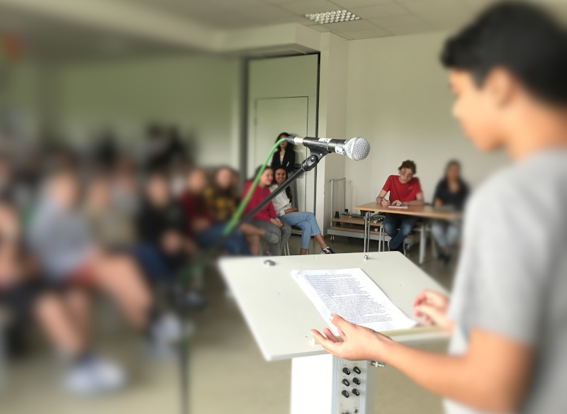 Des collégiens et lycéens présélectionnés par leurs enseignants ont présentés leurs discours devant un jury d'élèves et d'adultes .