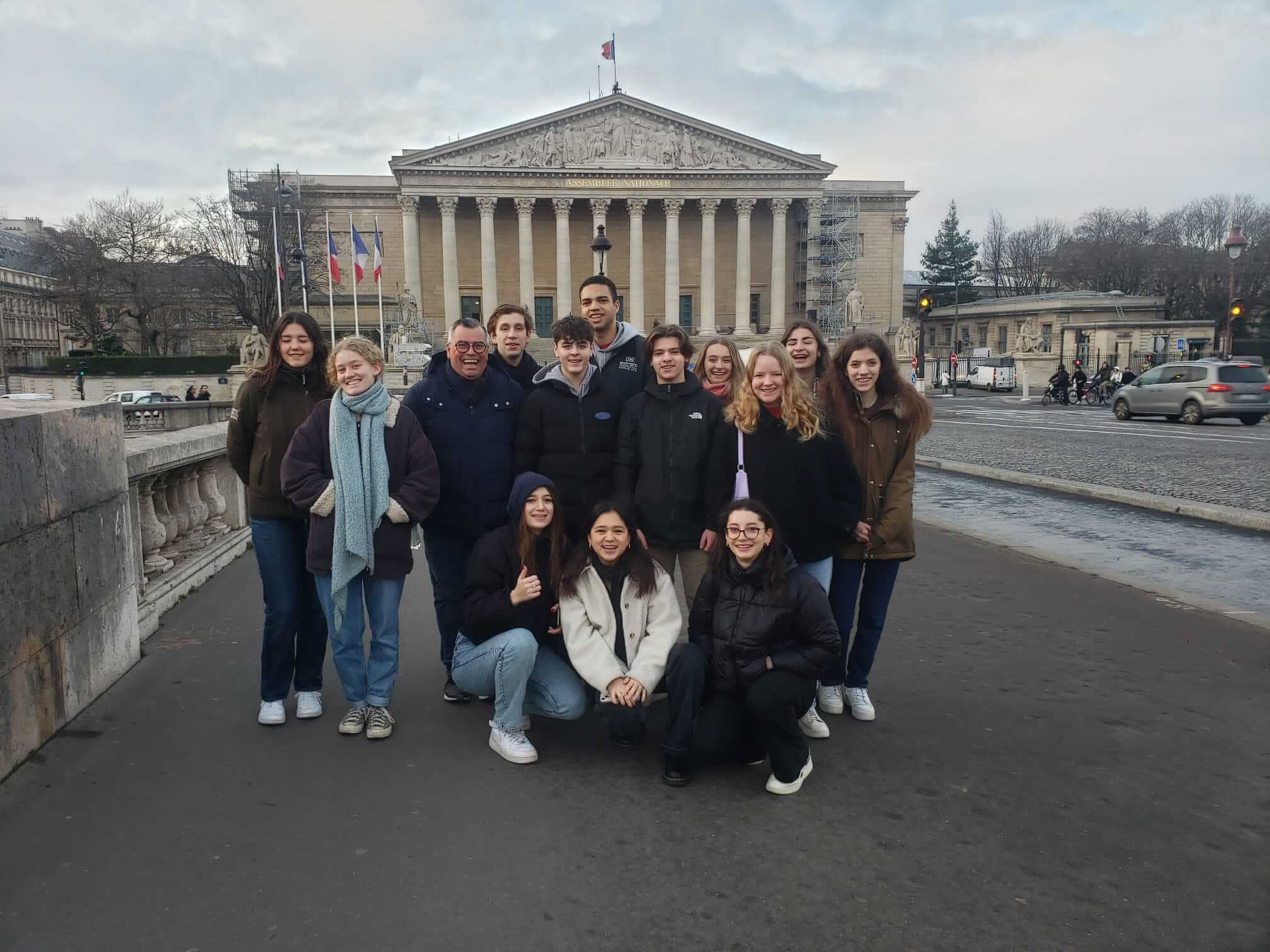 groupe élèves façade assemblée nationale Paris