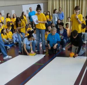 deux candidats s'appretent à lancer leurs robots pour une course en ligne droite
