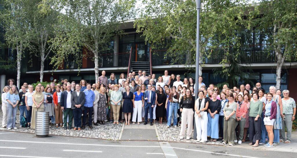Equipe des personnels du Lycee francais international Victor Hugo Francfort regroupée dans cour collège à la rentrée
