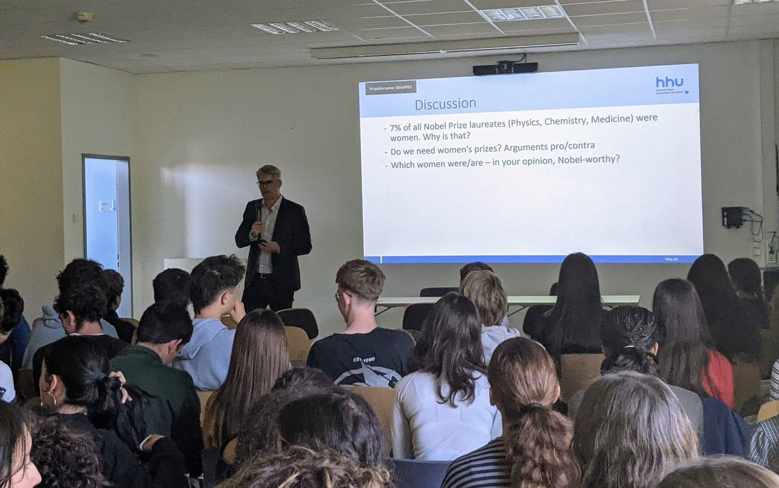 N. Hansson debout parle à des élèves du Lycée français international Victor Hugo de Francfort dans une salle de conférence.