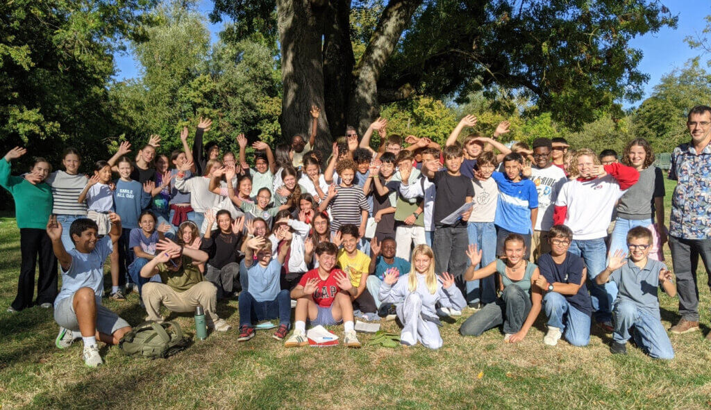Groupe de collégiens du lycee français international Victor Hugo de Francfort au soleil dans le parc de la Nidda à Francfort.